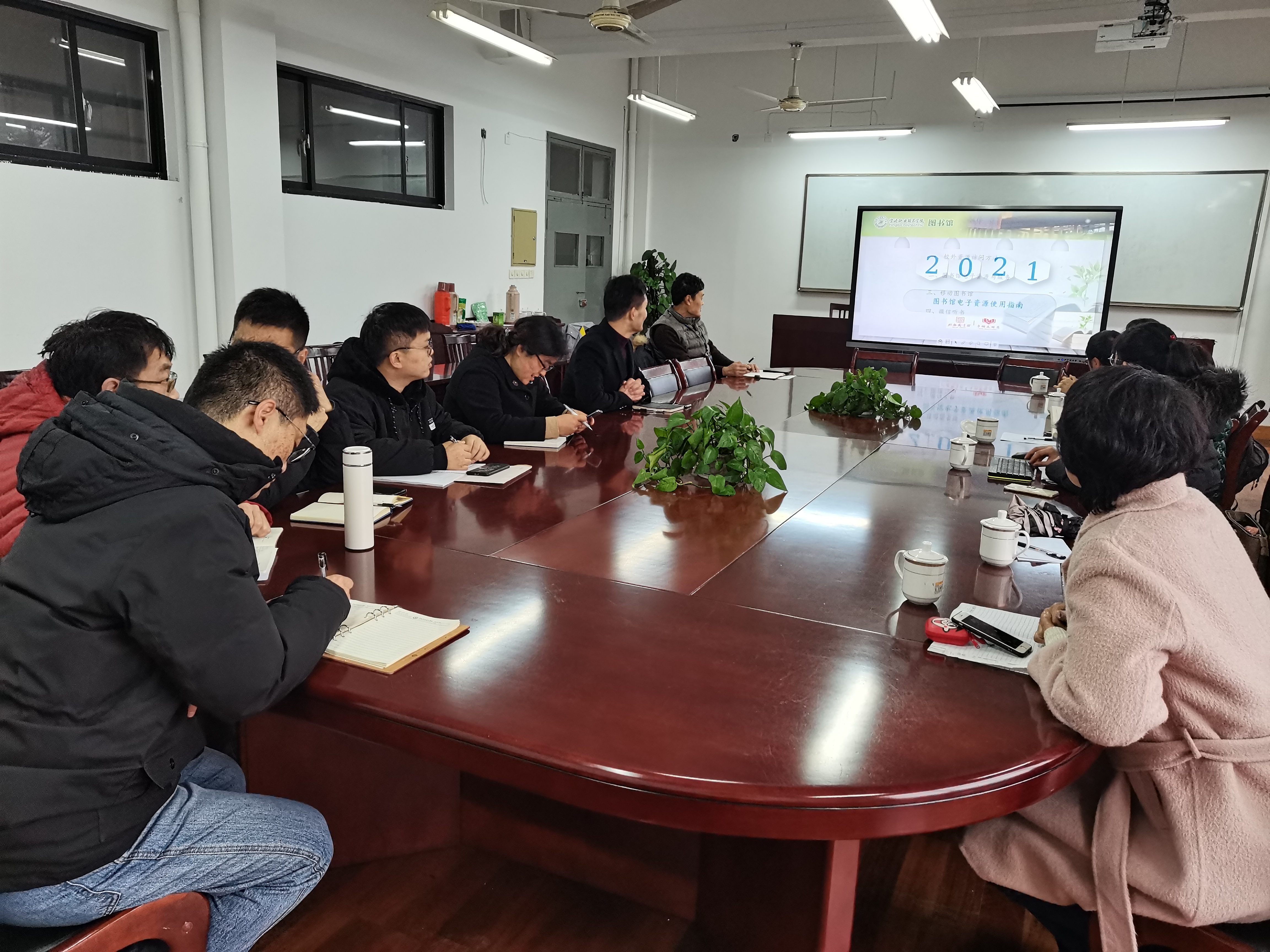 宁波职业技术学院图书馆戚音馆长等一行6人到阳明学院